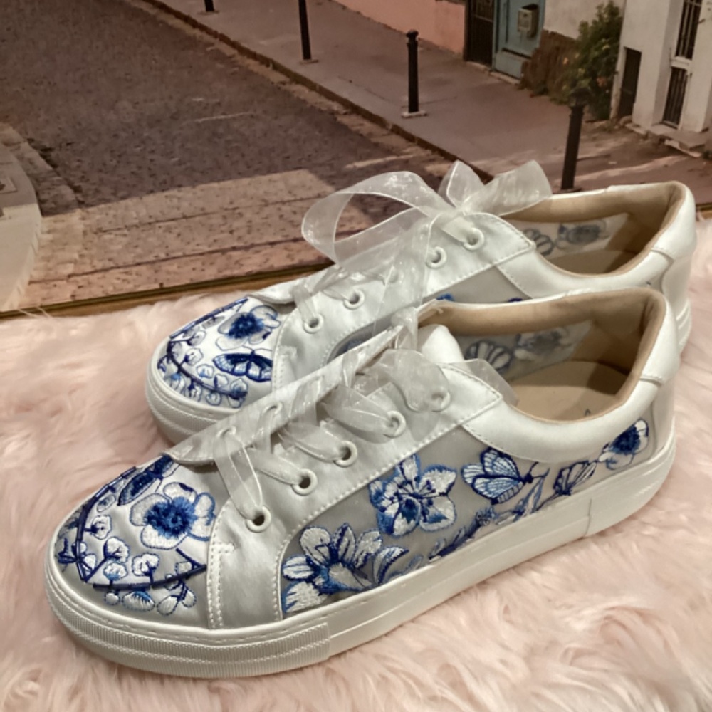 Betsey Johnson Blue and White Floral Sneakers 9M - Picture 6 of 7